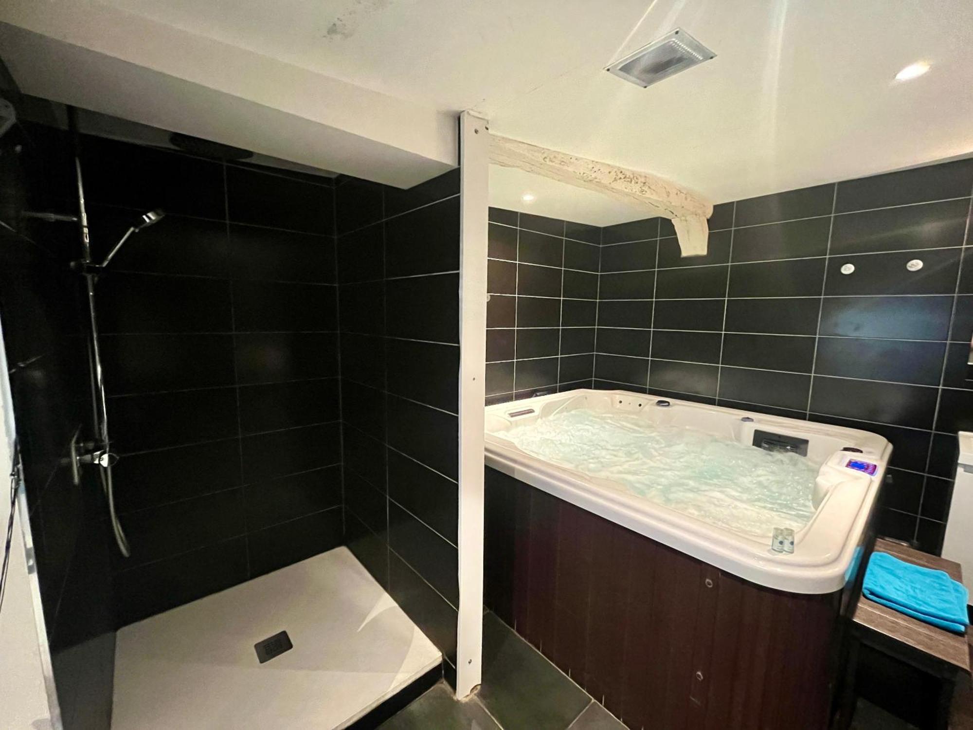Apartamento Escapade Romantique - Jacuzzi Et Parking Prive - 002 Ruan Exterior foto